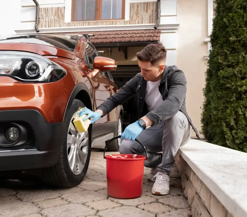 Lavage auto à domicile Vendresse : professionnel intervenant sur un véhicule